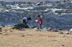 les filles jouent dans la rivière froide