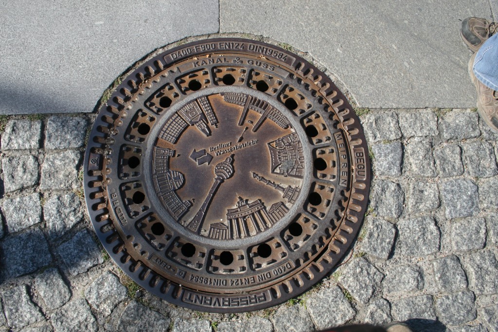 Plaque d'égout faisant boussole