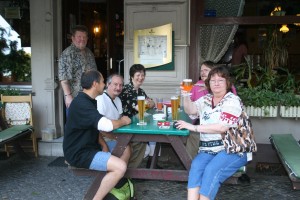 Manuella et sa bande buvant en terrasse