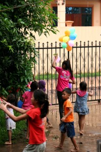 les enfants du village décorent devant la maison